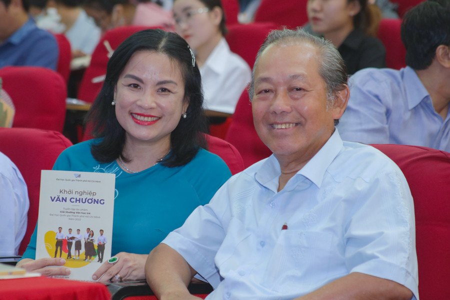 Nguyên Phó Thủ tướng Trương Hòa Bình (phải) và PGS.TS Ngô Thị Phương Lan (trái).