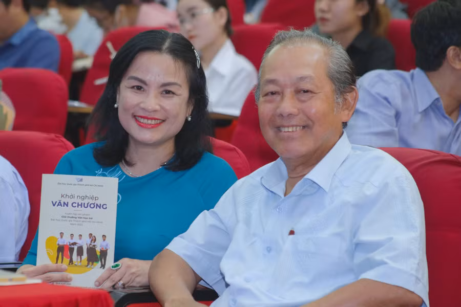 Nguyên Phó Thủ tướng Trương Hòa Bình (phải) và PGS.TS Ngô Thị Phương Lan (trái).