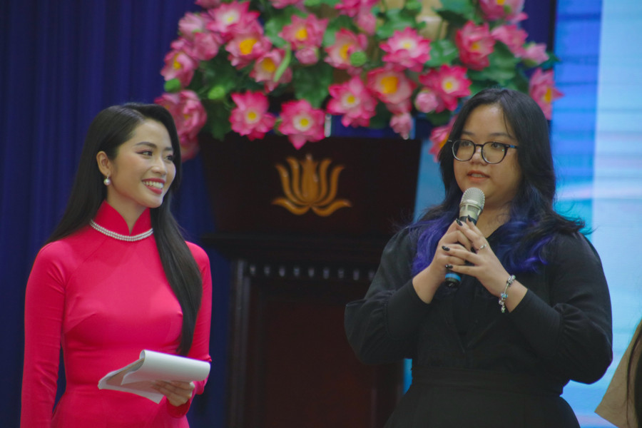 Tác giả Phạm Nhã Chi (phải) - Trường Đại học Quốc tế, ĐH Quốc gia TPHCM, đạt giải nhì với Truyện ngắn “Thả tận”.