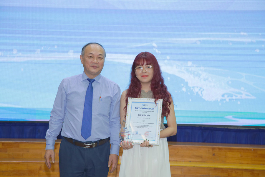 TS. Phan Thanh Định - Đại diện Trưởng Ban Tổ chức trao giải khuyến khích cho tác giả Đinh Thị Thu Thảo - ĐH Cần Thơ.