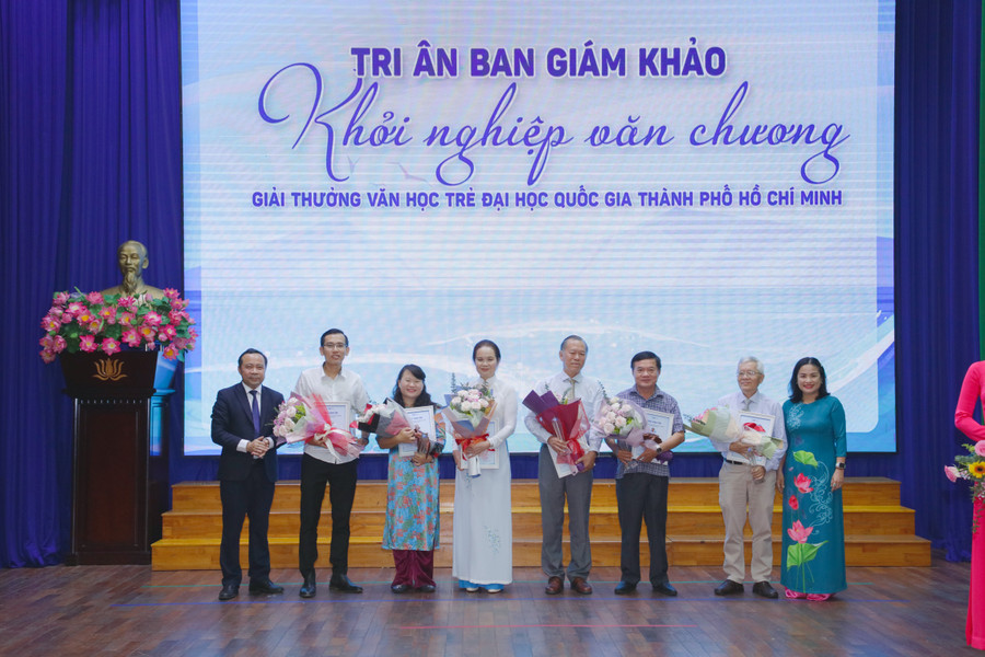 Ban tổ chức trao tặng hoa và kỷ niệm chương tri ân Ban giám khảo.