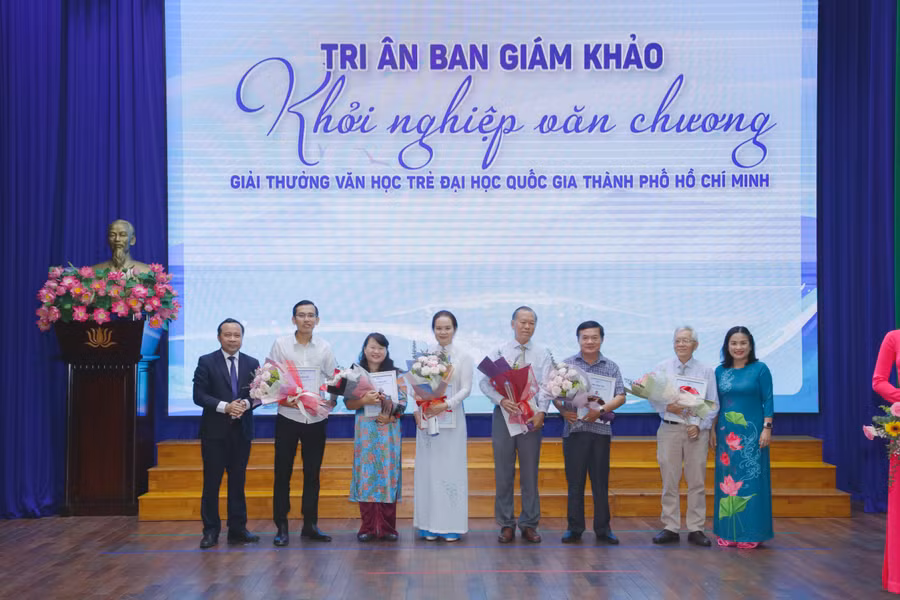 Ban tổ chức trao tặng hoa và kỷ niệm chương tri ân Ban giám khảo.