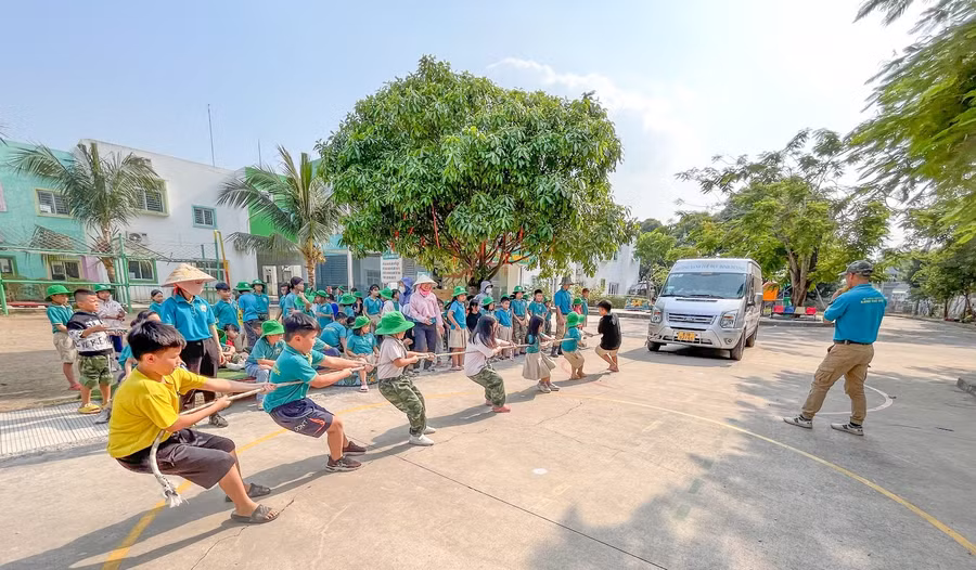 Học sinh Trường mầm non – tiểu học Xanh Tuệ Đức Bình Dương tham gia kéo xe 16 chỗ