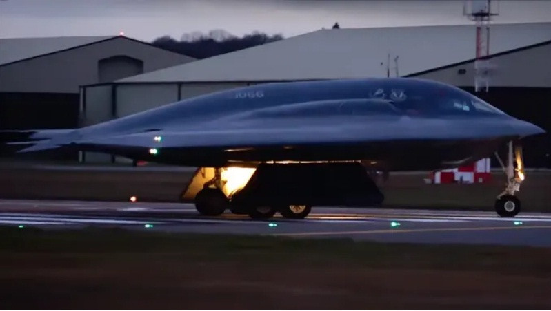 Máy bay B-2 Spirit tại căn cứ Fairford hôm 13/12.