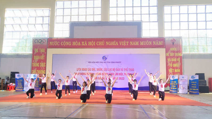 Tiết mục văn nghệ của cán bộ hội viên phụ nữ Thị xã Chơn Thành. (Ảnh: Tuấn Anh) Tiết mục văn nghệ của cán bộ hội viên phụ nữ Thị xã Chơn Thành. (Ảnh: Tuấn Anh)