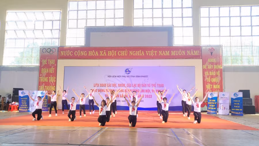 Tiết mục văn nghệ của cán bộ hội viên phụ nữ Thị xã Chơn Thành. (Ảnh: Tuấn Anh)