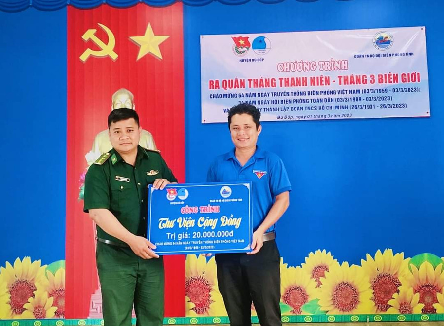 Đoàn Thanh niên bộ đội biên phòng tỉnh trao tặng thư viện cộng đồng cho người dân huyện Bù Đốp (Ảnh: Tuấn Anh)