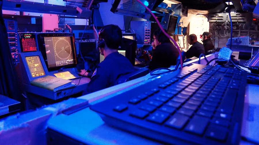 Thủy thủ trên khu trục hạm USS Gravely căng thẳng khi làm nhiệm vụ tại Biển Đỏ.