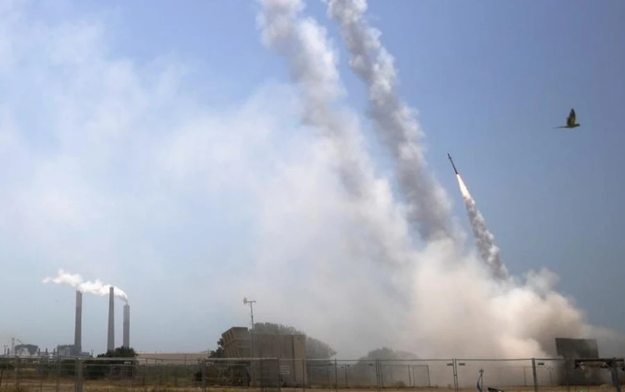 Hệ thống Iron Dome phóng đạn đánh chặn.