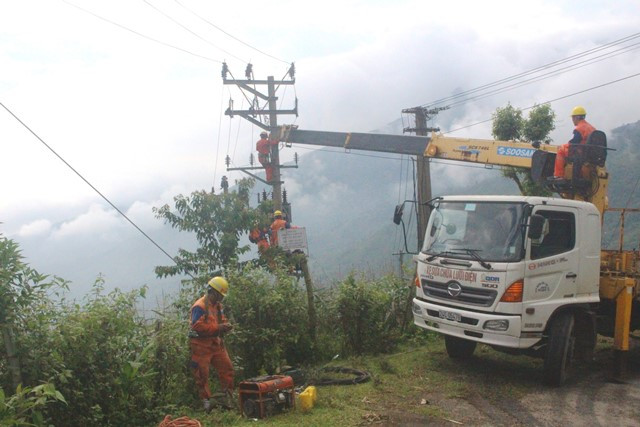 Hành trình kéo điện lên vùng cao của người thợ điện Lào Cai tới xã Phìn Ngan.