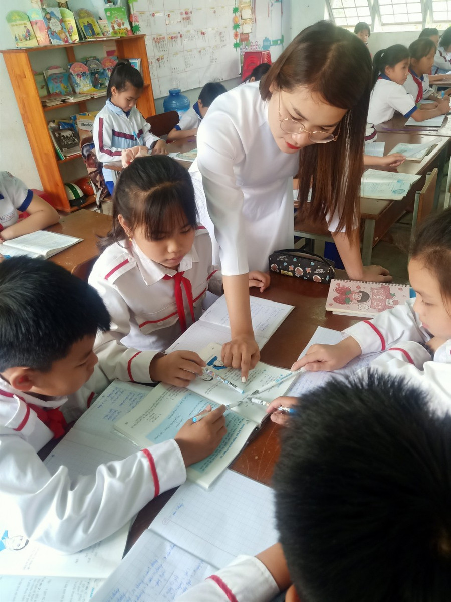 Đối với cô Mai, nghề giảng dạy, phổ cập kiến thức và gieo chữ cho trẻ em chính là sứ mệnh của bản thân. Đối với cô Mai, nghề giảng dạy, phổ cập kiến thức và gieo chữ cho trẻ em chính là sứ mệnh của bản thân.