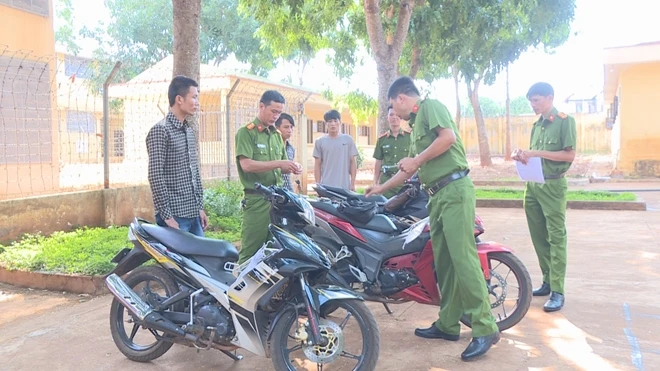 Cơ quan Công an thu giữ tang vật và phương tiện cua các đối tượng trộm cắp (Nguồn: Cổng thông tin điện tử Bộ Công an)