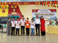 Lãnh đạo Trường THCS Tam Dương khen thưởng học sinh trong chương trình ngoại khóa.