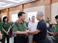 Thiếu tướng Nguyễn Minh Tuấn, Giám đốc Công an tỉnh Phú Thọ thăm hỏi thân nhân gia đình liệt sĩ. Ảnh: CA Phú Thọ