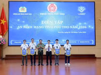 Ban tổ chức diễn tập trao cờ lưu niệm cho 4 đội tham gia diễn tập. Ảnh: CA Phú Thọ