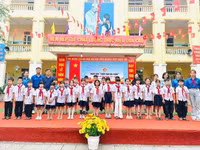 Lãnh đạo nhà trường chụp ảnh cùng học sinh trong buổi hoạt động ngoại khóa.