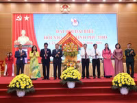 Lãnh đạo Tỉnh ủy và UBND tỉnh Phú Thọ tặng hoa chúc mừng đại hội.