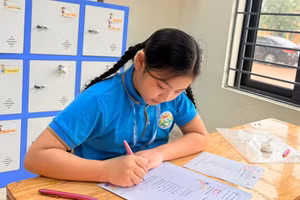 Học sinh nắn nót từng nét chữ.