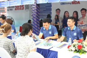 PGS.TS Nguyễn Việt Hà - Trưởng phòng Quan hệ công chúng doanh nghiệp - Phụ trách công tác tuyển sinh của Trường Đại học Mỏ - Địa chất tư vấn cho thí sinh và phụ huynh - sáng 19/7.