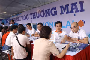 Phụ huynh, thí sinh được tư vấn về các ngành, chương trình đào tạo tại Trường ĐH Thương mại.