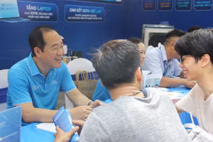 PGS.TS Nguyễn Thanh Tùng - Hiệu trưởng Trường Đại học CMC tư vấn cho thí sinh về lựa chọn ngành, trường học.