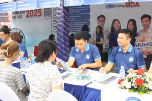 PGS.TS Nguyễn Việt Hà - Trưởng phòng Quan hệ công chúng doanh nghiệp - Phụ trách công tác tuyển sinh của Trường Đại học Mỏ - Địa chất tư vấn cho thí sinh và phụ huynh - sáng 19/7.