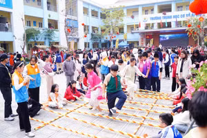 Học sinh hào hứng tham gia các hoạt động tại chương trình ‘Sắc màu tết Việt’