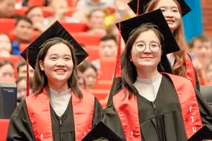 Sinh viên Trường ĐH Ngoại thương trong lễ tốt nghiệp sớm, tháng 4/2024. Ảnh: FTU Corner.