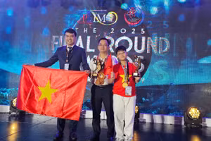 Học sinh Hoàng Khôi William, huy chương Vàng và đạt danh hiệu First Runner up (Á quân -ngoài cùng bên phải) cùng thầy Cai Việt Long, thầy Nguyễn Đăng Dũng (ở giữa).