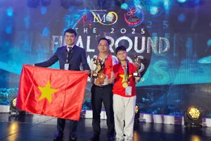 Học sinh Hoàng Khôi William, huy chương Vàng và đạt danh hiệu First Runner up (Á quân -ngoài cùng bên phải) cùng thầy Cai Việt Long, thầy Nguyễn Đăng Dũng (ở giữa).