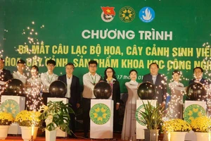 GS.TS Nguyễn Thị Lan - Giám đốc Học viện Nông nghiệp Việt Nam cùng Ban Giám đốc và đại diện Đoàn thanh niên, Hội sinh viên bấm nút khởi động, chính thức ra mắt Câu lạc bộ hoa, cây cảnh Sinh viên VNUA.