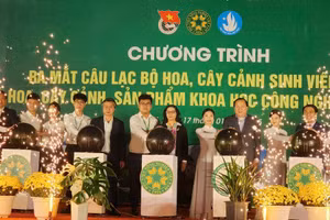 GS.TS Nguyễn Thị Lan - Giám đốc Học viện Nông nghiệp Việt Nam cùng Ban Giám đốc và đại diện Đoàn thanh niên, Hội sinh viên bấm nút khởi động, chính thức ra mắt Câu lạc bộ hoa, cây cảnh Sinh viên VNUA.