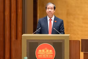 Bộ trưởng Bộ GD&ĐT Nguyễn Kim Sơn trình bày báo cáo tiếp thu, giải trình, chỉnh lý dự thảo luật.