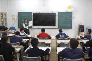 Giám thị hướng dẫn thí sinh trước khi làm bài thi.