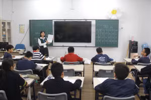 Giám thị hướng dẫn thí sinh trước khi làm bài thi.