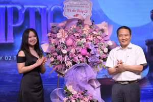 Đại diện sinh viên năm cuối tặng hoa tri ân PGS.TS Lê Trung Thành - Hiệu trưởng Nhà trường.