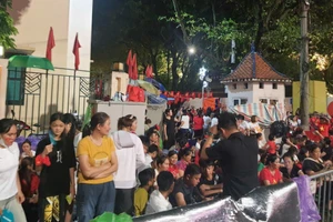 Người dân xếp hàng xuyên đêm trên phố Chu Văn An để chờ xem tổng duyệt A80.