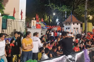 Người dân xếp hàng xuyên đêm trên phố Chu Văn An để chờ xem tổng duyệt A80.