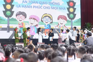 Một hoạt cảnh về an toàn giao thông đường bộ do học sinh Trường tiểu học Vĩnh Tuy thực hiện.