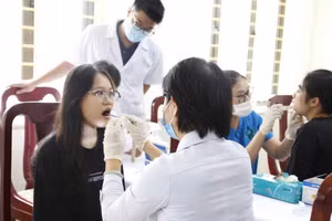 Sinh viên Trường ĐH Khoa học Xã hội và Nhân văn (ĐH Quốc gia Hà Nội) được thăm khám miễn phí răng miệng.