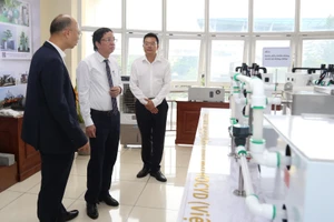 GS.TS Nguyễn Văn Hùng – Hiệu trưởng Trường ĐH Giao thông vận tải (ở giữa) xem các sản phẩm tại Triển lãm bên lề hội thảo.