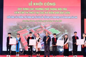 Bộ trưởng Bộ GD&ĐT Nguyễn Kim Sơn tặng quà cho học sinh Trường phổ thông nội trú liên cấp Hua Bum, xã Dào San, tỉnh Lai Châu - Ảnh: VGP.