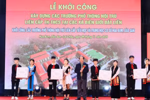 Bộ trưởng Bộ GD&ĐT Nguyễn Kim Sơn tặng quà cho học sinh Trường phổ thông nội trú liên cấp Hua Bum, xã Dào San, tỉnh Lai Châu - Ảnh: VGP.