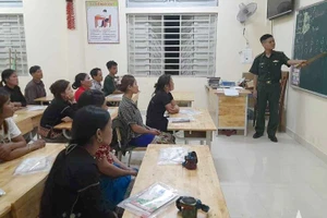 Đại úy Hồ Văn Hữu trong giờ lên lớp. Ảnh: Báo Quân đội Nhân dân.