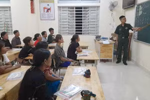 Đại úy Hồ Văn Hữu trong giờ lên lớp. Ảnh: Báo Quân đội Nhân dân.