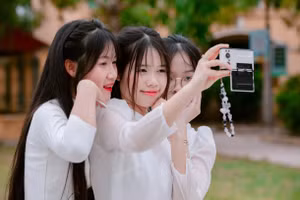 Học sinh lớp 12 Trường THPT Nguyễn Trường Thúy (Nam Định) trong ngày lễ trưởng thành.