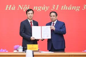 Thủ tướng Phạm Minh Chính trao quyết định điều động, bổ nhiệm PGS.TS. Bùi Thế Duy giữ chức Giám đốc Đại học Quốc gia Hà Nội - Ảnh: VGP/Nhật Bắc.