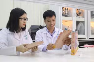 Sinh viên Trường ĐH Giáo dục thực hành trong phòng thí nghiệm.