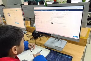 Học sinh Trường Phổ thông dân tộc bán trú Tiểu học Tùng Vài học Toán trên nền tảng Khan Academy.