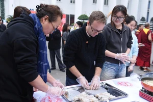 Sinh viên quốc tế thích thú khi được trải nghiệm làm nem rán.